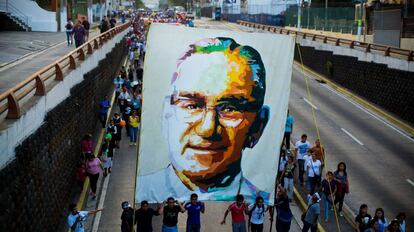 Varios fieles portan un retrato del arzobispo Óscar Arnulfo Romero, de la Teología de la Liberación