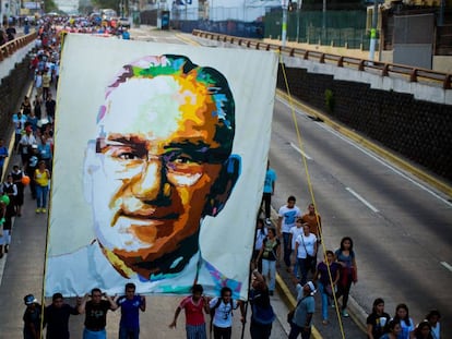 Varios fieles portan un retrato del arzobispo Óscar Arnulfo Romero, de la Teología de la Liberación