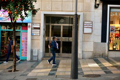 Portal del domicilio del exconsejero de Sanidad de Ceuta, Javier Guerrero, donde fue detenido el pasado 11 de enero