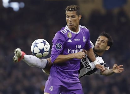 El defensa del Juventus Dani Alves pelea un balón con Cristiano Ronaldo.