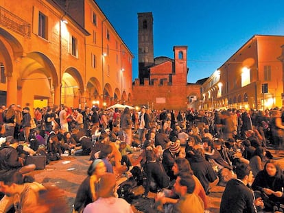 Fiesta de estudiantes en Bolonia (Italia).