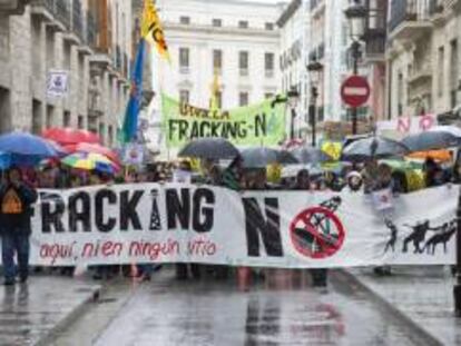 Varios colectivos ciudadanos y ecologistas de España han participado en una manifestación contra la utilización del fracking para la extracción de gas, convocada en la capital burgalesa. EFE/Archivo