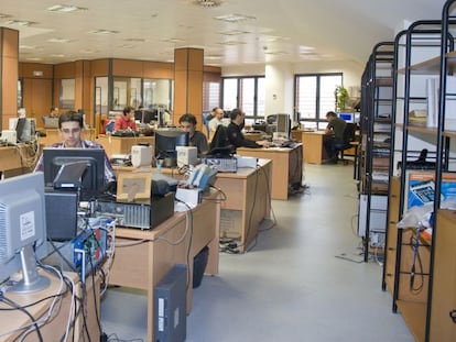 Ingenieros e informáticos trabajando en una empresa.