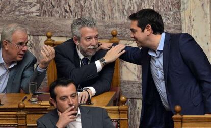 Tsipras parla amb diputats del seu partit durant la votació.