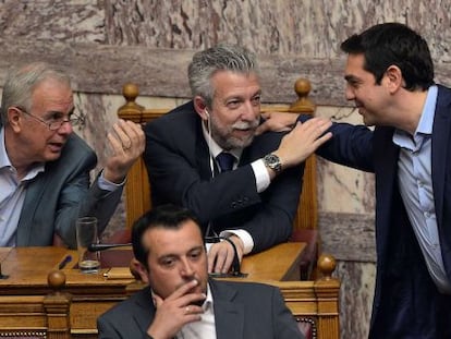 Tsipras habla con diputados de su partido durante la votación.