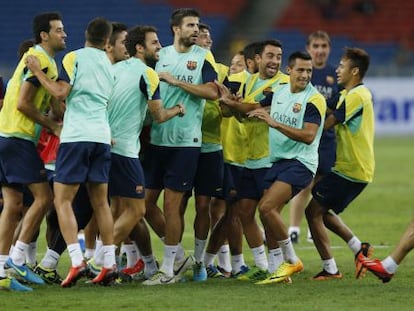 Los jugadores del Bar&ccedil;a durante el entrenamiento sobre el c&eacute;sped deficiente del estadio Bukit Jalil.