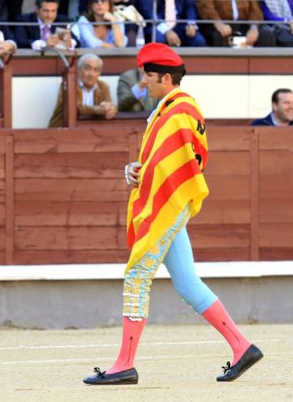 Serafín Marín hace el paseíllo con barretina y senyera en la feria de San Isidro en 2010