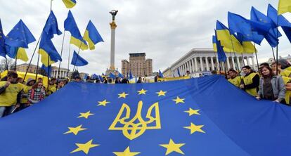 Activistas del movimiento ucraniano 'Por un futuro europeo', en Kiev, el miércoles.