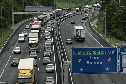 Imagen del atasco que registró ayer la autopista A-8 en las inmediaciones de San Sebastián.