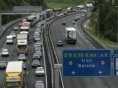 Imagen del atasco que registró ayer la autopista A-8 en las inmediaciones de San Sebastián.