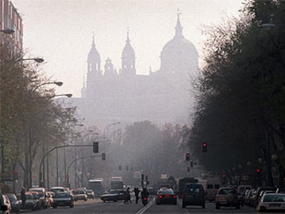 Vista de la catedral de la Almudena, en Madrid, velada por la suciedad del aire.