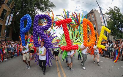 El menú principal del Orgullo Gay de Chicago (que dura dos fines de semana) se sirve en tres platos: un festival de dos días, el <a href="https://northalsted.com/pridefest/" target="_blank">Pride Fest</a> (este año el 22 y 23 de junio), que propone un completo programa musical, cultural y lúdico a lo largo y ancho de la calle Halsted, en Boystown. Un Orgullo en el parque <a href="https://prideintheparkchicago.com/" target="_blank">(Pride in the Park)</a>, nuevo evento que tomará el histórico Grant Park de la ciudad estadounidense el sábado 29 de junio. Y el <a href="http://chicagopride.gopride.com/" target="_blank">desfile anual</a>, que en 2019 se celebra el 30 de junio, cumple su cincuenta aniversario y prevé, como en ediciones anteriores, la presencia de unos 750.000 espectadores jaleando desde las aceras durante sus algo más de seis kilómetros de recorrido.