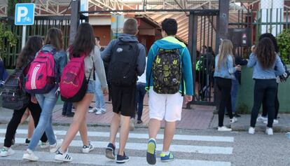 Alumnos a la entrada de un Instituto de Educación Secundaria.