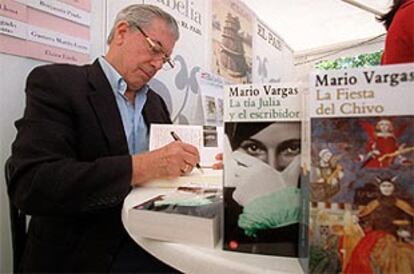 Mario Vargas Llosa firma ejemplares de sus libros en la carpa de EL PAÍS.
