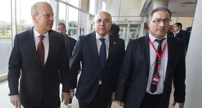 Paco Molina, a la derecha, al inicio del X Congreso de CC OO-PV, junto al rector Juliá y el consejero Buch.