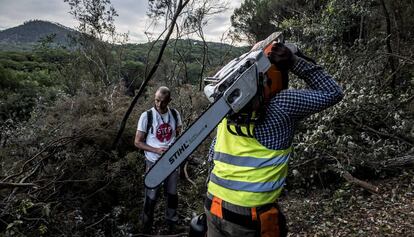 Un activista de la plataforma Stop C-32 supervisa las tareas de los operarios. 