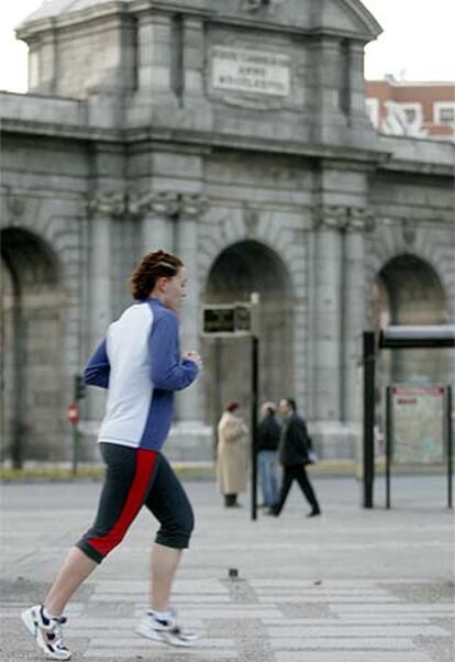 Una mujer practica el <i>footing</i> en el centro de Madrid.