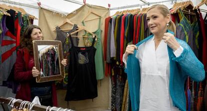 Cristina Cifuentes, esta mañana en el mercadillo de Majadahonda.