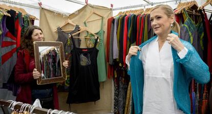 Cristina Cifuentes, esta ma&ntilde;ana en el mercadillo de Majadahonda.