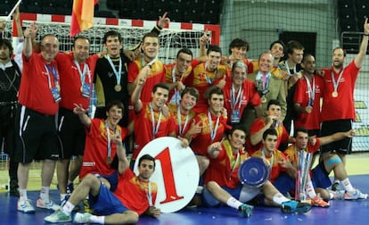 Los jugadores celebran la victoria.