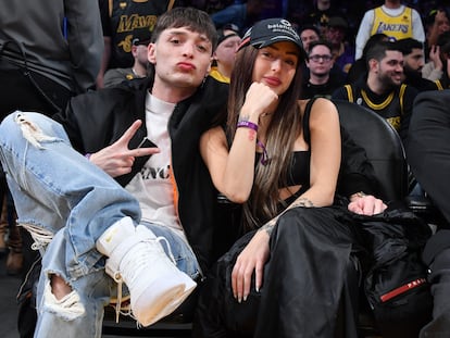 Peso Pluma y Nicki Nicole, durante un partido de baloncesto en Los Ángeles (EE UU), el pasado 8 de febrero.