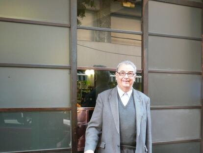 El compositor cruza el portal del edifico del arquitecto vanguardista Sixte Illesca en el que vive en Barcelona con una amplia sonrisa dispuesto viajar a Riudoms para recorrer los lugares que marcaron su niñez, adolescencia y juventud.