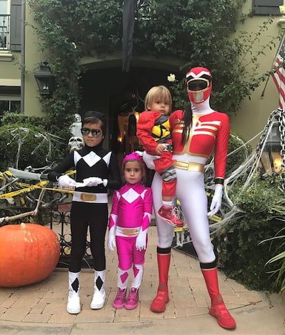 Tras su fiesta nocturna que disfrutó como novia cadaver, Kourtney Kardashian también escogió un disfraz de día para compartir Halloween con sus tres hijos: los Power Rangers.
