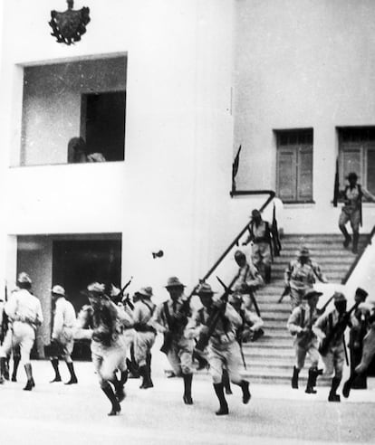 Los revolucionarios dirigidos por Fidel Castro toman posiciones en el cuartel de Moncada el 26 de julio de 1953. 135 hombres participaron en el ataque divididos en tres grupos. El comandado por Fidel Castro era el encargado de tomar posiciones en la fortaleza.