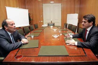Juan Carlos Campo (izquierda) debate con José Luis Requero, el pasado jueves, en la sede del Poder Judicial.