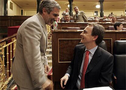 Jos Luis Rodrguez Zapatero conversa desde su esca?o con el coordinador general de IU, Gaspar Llamazares.