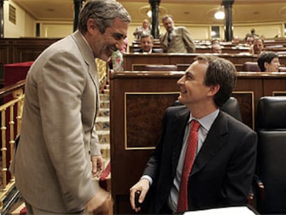 José Luis Rodríguez Zapatero conversa desde su escaño con el coordinador general de IU, Gaspar Llamazares.