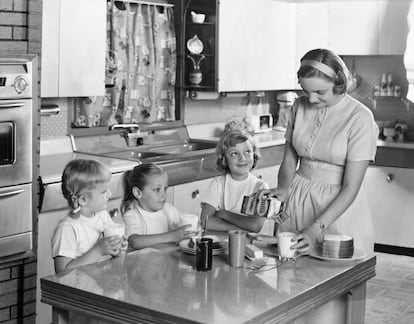 Una madre y sus tres hijas durante la merienda, en 1956.