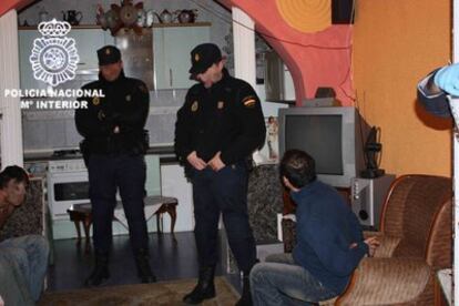 Agentes de la Policía Nacional durante las detenciones practicadas.