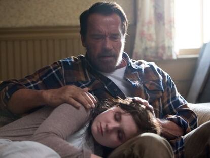 Arnold Schwarzenegger y Abigail Breslin, en un fotograma de &#039;Maggie&#039;. 