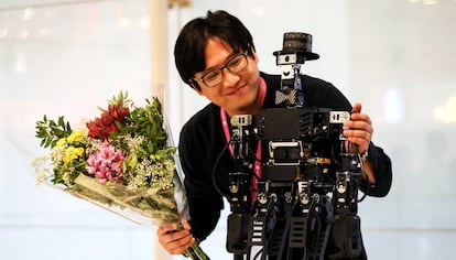 Jaeskik Jeong, junto a 'Robinion', ganador del torneo de robótica y magia en IROS. es el robot ganador del torneo.