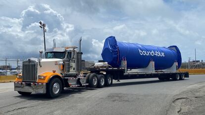 Transporte por tierra de la vela rígida recién instalada.