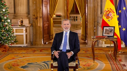 Felipe VI en su tradicional mensaje de Navidad de 2024, grabado en el Salón de Columnas del Palacio Real.