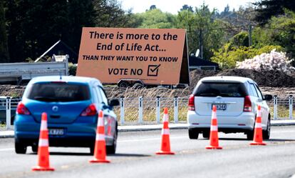 Un cartel pide el voto en contra de la eutanasia el día antes del referéndum, en Christchurch, Nueva Zelanda.