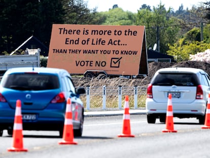 Un cartel pide el voto en contra de la eutanasia el día antes del referéndum, en Christchurch, Nueva Zelanda.