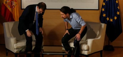 Spanish Prime Minister Mariano Rajoy (L) and Podemos leader Pablo Iglesias talk during their meeting in Madrid, Spain July 12, 2016. REUTERS/Javier Barbancho