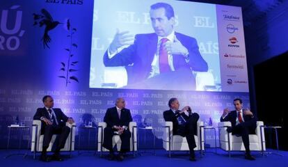 Mesa redonda celebrada en el foro El Per&uacute;, en futuro. Participan &iacute;&ntilde;igo Meiras (conseejro delegado de Ferrovial), Pedro Cateriano (presidente del Cosnejo de Ministros del Per&uacute;), Alfreso Barnechea  (Periodista) y Jorge Familiar (Vicepresidente del Banco Mundial para Am&eacute;rica Latina y el Caribe)