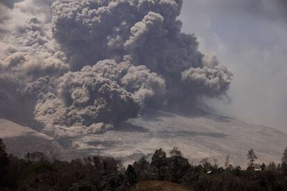El volcán Monte Sinabung en erupción visto desde el distrito de Karo en Sumatra del Norte, Indonesia.