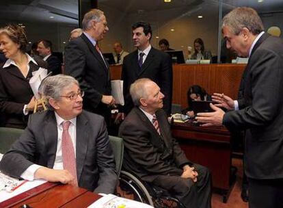 Varios ministros de Interior de la Unión Europea conversan antes de la reunión de ayer en Bruselas.