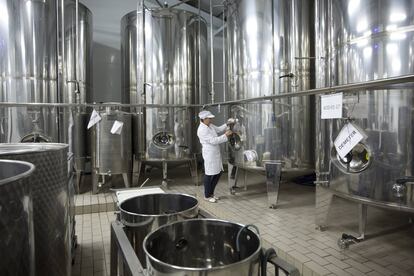 Un operario trabaja en la planta de Finca La Torre .