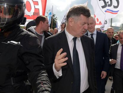 Augustin de Romanet, jefe de Aéroports de Paris, junto al ministro de Economía, Bruno Le Maire, la semana pasada en medio de una protesta sindical