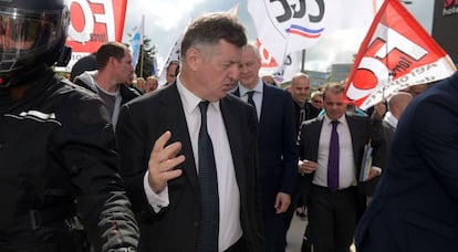 Augustin de Romanet, jefe de Aéroports de Paris, junto al ministro de Economía, Bruno Le Maire, la semana pasada en medio de una protesta sindical