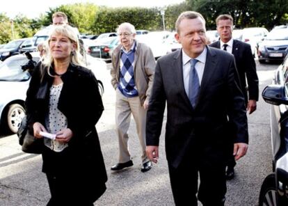 El primer ministro danés, Lars Lokke Rasmussen, y su esposa, Solrun Jakupsdotti, llegan para votar a su colegio electoral en Graested (Dinamarca)