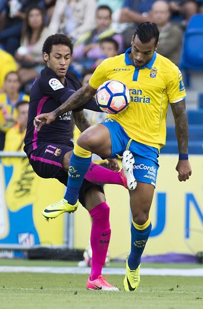 El delantero del Barcelona Neymar lucha por hacerse con el balón ante el defensa de Las Palmas Michel Macero durante el partido que enfrenta a los dos equipos.