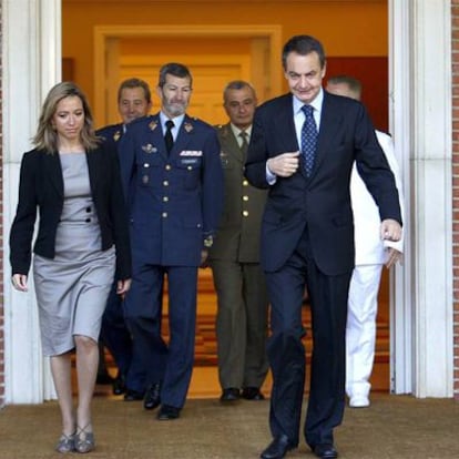 Carme Chacón y Zapatero, con la nueva cúpula militar. Con barba, el general Julio Rodríguez.