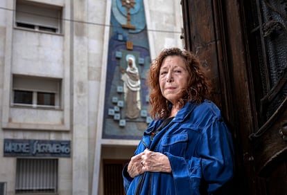 Pilar Dasí, frente a la residencia Madre Sacramento, en la calle de Hernán Cortés de Valencia, que en el franquismo fue sede del Patronato de Protección a la Mujer.